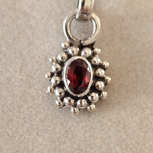 Colgante de Granate Ovalado en Plata para Ella Granate Natural ovalado de 6×4mm rodeado por un Halo de Bolas de Plata Colgante de Granate de Plata para ella