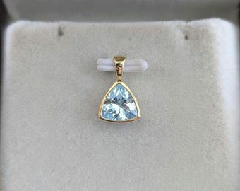 Naturlig akvamarin Trillion Charm-hänge i 14k gult guld, 8 mm Trilliant