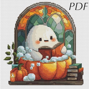 Op de afbeelding: Kruissteekpatroon met een schattig spook dat leest in een pompoenbad met bubbels. Het spook staat voor een glas-in-loodraam. Er zijn ook een kleine pompoen, een kaars en boeken aanwezig. Het woord "PDF" staat rechtsboven.