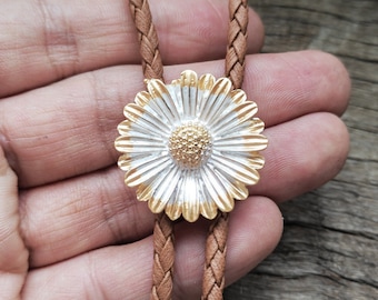 Daisy Bola Bolo Tie - Collier de mariage pour femme - Corde en cuir marron - Cowboy occidental - Cravate de Style amérindien