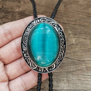 Green Cat-eye Stone Bolo Tie: Silver-Plated Western Cowboy Necklace
