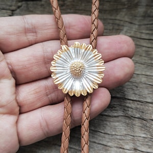 Daisy Bolo Slips: Silverpläterad westernslips med brunt läderrep