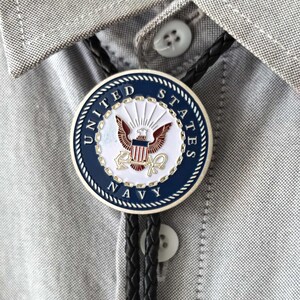 Cravate Western Bolo Tie - Plaque Argent Avec Détails Bleus Ondulés, Fermoir à Clip