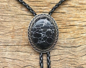 Cravatta Bolo in granito nero – Collana da cowboy western placcata in argento