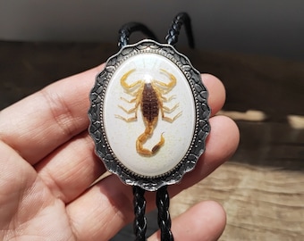 Cravatta Bolo Scorpione: Cravatta da cowboy western placcata in argento