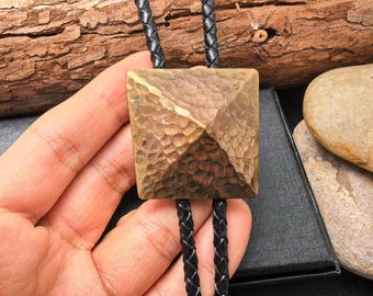 Corbata bolo de pirámide de cobre: collar de boda occidental martillado a mano