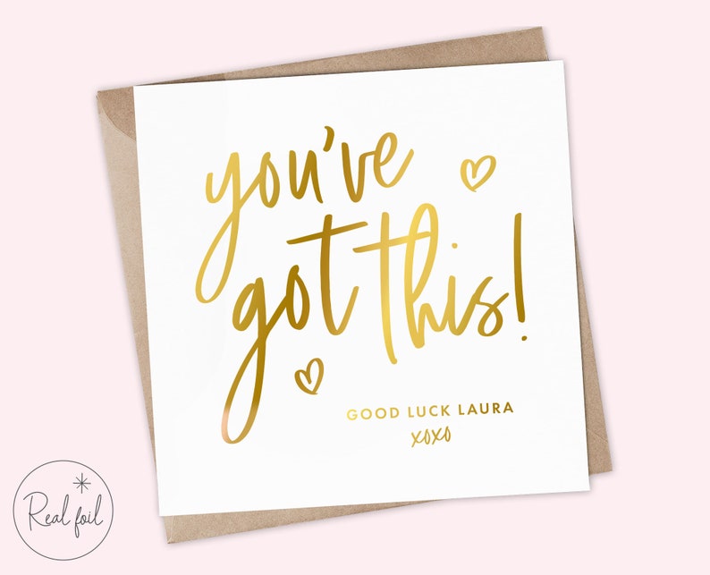 Op de afbeelding: Gefeliciteerd kaart met gouden folie met de tekst "you've got this!" en "Good Luck Laura xoxo".
