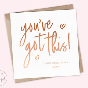Op de afbeelding: Een witte kaart met een roze gouden folieboodschap die "you've got this!" zegt met twee harten. De kaart heeft ook de tekst "Good luck Laura xoxo" in roze gouden folie.