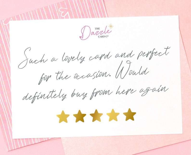 以下が含まれることがあります： 白いカードに手書きのレビューが書かれており、「Such a lovely card and perfect for the occasion. Would definitely buy from here again.」と書いてあります。レビューの下には金色の星が5つあります。カードはThe Dazzle Card Co.からです。