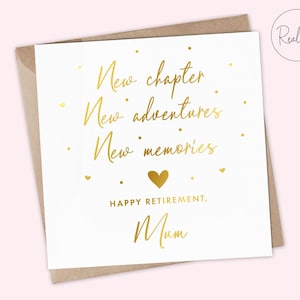 Könnte beinhalten: Weiße Glückwunschkarte zur Rente mit goldfarbenem Text und Verzierungen. Die Karte zeigt die Sätze "Neues Kapitel, Neue Abenteuer, Neue Erinnerungen", ein goldenes Herz und "Schöne Rente, Mama". Sie befindet sich in einem braunen Umschlag.