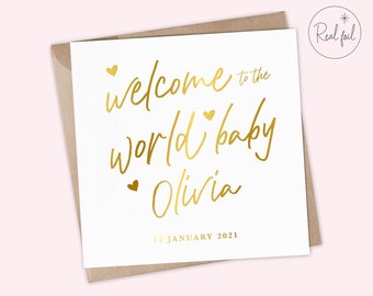 Puede incluir: Una tarjeta blanca con letras doradas en relieve que dicen "welcome to the world baby Olivia" y "12 JANUARY 2021".