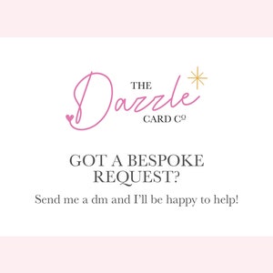 以下が含まれることがあります： ピンクの筆記体と金の星で書かれた「The Dazzle Card Co.」のロゴ。下のテキストは「GOT A BESPOKE REQUEST? Send me a dm and I'll be happy to help!」です。