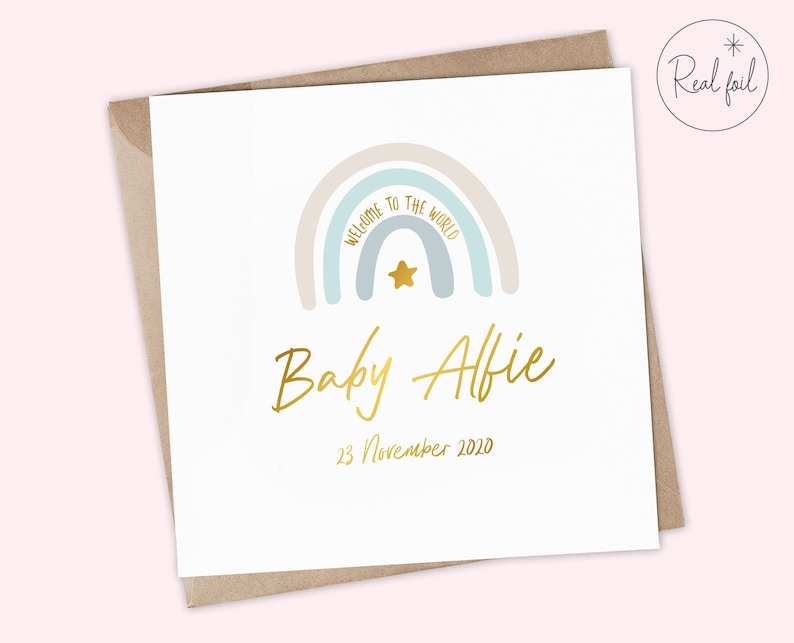 Puede incluir: Una tarjeta blanca con un dise&ntilde;o de arco&iacute;ris en tonos azul, rosa y beige. El arco&iacute;ris tiene las palabras "Welcome to the World" escritas en &eacute;l. Una estrella dorada est&aacute; en el centro del arco&iacute;ris. El texto "Baby Alfie" est&aacute; escrito en cursiva dorada debajo del arco&iacute;ris. La fecha "23 de noviembre de 2020" est&aacute; escrita en dorado debajo del nombre.
