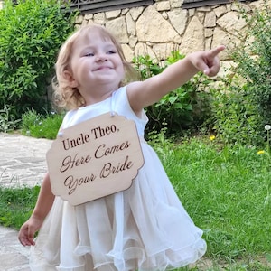 Hier komt de bruid Bloemenmeisje teken ringdrager Banner voor bruidegom neef nicht papa mama oom aangepaste bruiloft teken ceremonie ideeën
