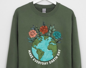 Puede incluir: Una sudadera verde con un gráfico de una Tierra azul y verde rodeada de flores y el texto "Make Every Day Earth Day".