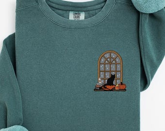 Comfort Colors® Broderad Halloween-tröja, svart katttröja, hösttröja, läskig säsong, kattälskarepresent, Halloweenpumpa