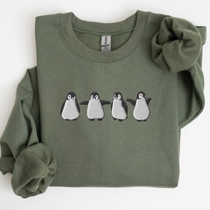 Embroidered Penguin Christmas Sweatshirt for Women Christmas Shirt Penguin Crewneck Sweatshirt Cute Animal Shirt Christmas Sweater Cozy
