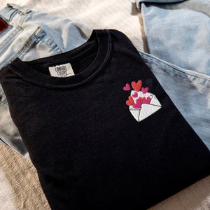 Camisa bordada del día de San Valentín, camisa de corazón de colores cómodos, carta de amor, camisa linda de San Valentín, camisa de amor, camisa Vday, regalo del día de San Valentín