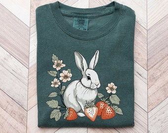 Konijn shirt, paasshirt, konijn shirt, konijn moeder, cadeau voor konijnenliefhebber, lente shirt, cottage core, aardbei shirt, bloemen konijn shirt