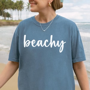 Beachy Shirt Komfort Farben Strand Shirt Ozean Shirt Strand Liebhaber Geschenk Mädchen Reise Tshirt Strand Tshirt Urlaub Shirt für Frauen Bild 1