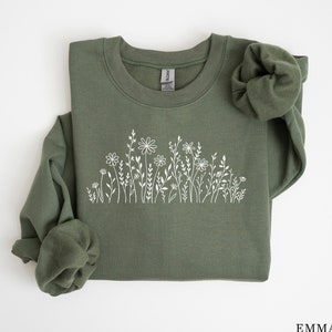 Wildflower Sweatshirt, Womens Botanical Sweatshirt, Flower Shirt, Nature Crewneck Sweatshirt, Plant Sweatshirt, Gardening Gift, Nature Lover