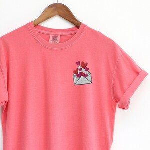 Camisa bordada del día de San Valentín, camisa de corazón de colores cómodos, carta de amor, camisa linda de San Valentín, camisa de amor, camisa Vday, regalo del día de San Valentín