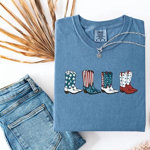 Comfort kleuren Fourth of July-shirt, cowgirl 4 juli-shirt, cowboylaarzenshirt, Amerika-shirt, VS-shirt, patriottisch grafisch T-shirt