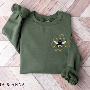 Bumblebee Sweatshirt, Bee Crewneck Sweatshirt, Bee Sweater, Nature Shirt, Gift for Her, Bee Sweatshirt for Women, Bee Shirt, Save the Bees