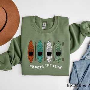 Kayak Shirt, Kayaking Geschenke, Kayak Sweatshirt, Go with the Flow, Outdoorsy Geschenke, Camping Geschenk, Womens Camping Sweatshirt, Naturliebhaber Geschenk