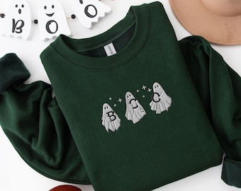 Op de afbeelding: Een donkergroen sweatshirt met een wit geborduurd spookontwerp dat "BOO" spelt.