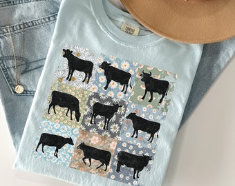 ボヘミアン風牛柄シャツ、レトロなファームハウス風花柄牛柄Tシャツ、キュートな牛柄シャツ、コテージコア風の服、牛好きへのギフト、快適な色合いのファームアニマル柄シャツ