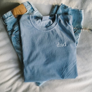 Chemise de papa brodée, cadeau de fête des pères, cadeau pour le nouveau papa, annonce de grossesse, couleurs de confort, cadeaux de papa, papa TShirt, cadeau pour lui