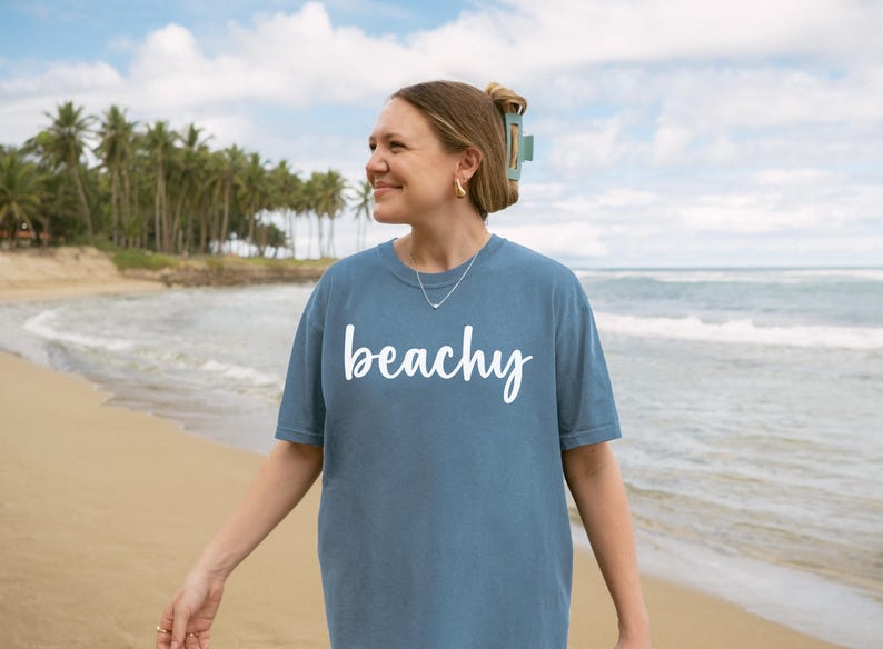 Beachy Shirt Komfort Farben Strand Shirt Ozean Shirt Strand Liebhaber Geschenk Mädchen Reise Tshirt Strand Tshirt Urlaub Shirt für Frauen Bild 1