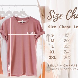 Puede incluir: Tabla de tallas para una camiseta de manga corta unisex Bella + Canvas 3001. La tabla muestra las medidas de pecho y largo en pulgadas para las tallas S, M, L, XL y 2XL.