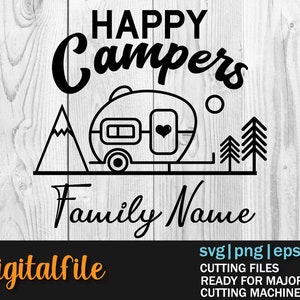 Puede incluir: Diseño gráfico en blanco y negro con una caravana, montañas, árboles y el texto "HAPPY Campers Family Name".