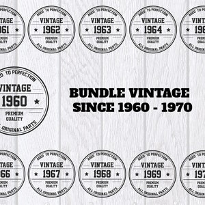 Puede incluir: Una colección de insignias circulares en blanco y negro con temática vintage, cada una con un año de 1960 a 1970. El texto "Aged to Perfection" y "Premium Quality" está incluido en cada insignia. También está presente la frase "Bundle Vintage Since 1960-1970".