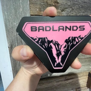 NUEVO &quot;Badlands&quot; rosa sobre negro mate sobre negro brillante, grabado inverso, insignias en guardabarros, insignias acrílicas, emblemas de nuevo estilo de carrocería