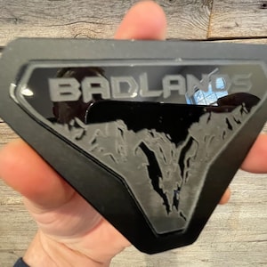 NUEVO BLACKOUT &quot;Badlands&quot;, negro brillante sobre negro mate sobre negro brillante, insignias en guardabarros, insignias acrílicas, emblemas con nuevo estilo de carrocería
