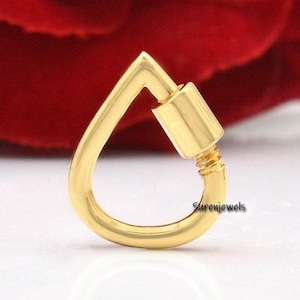 以下が含まれることがあります： ねじ留めの涙型の金色の留め具。留め具は金属製で光沢のある仕上げです。