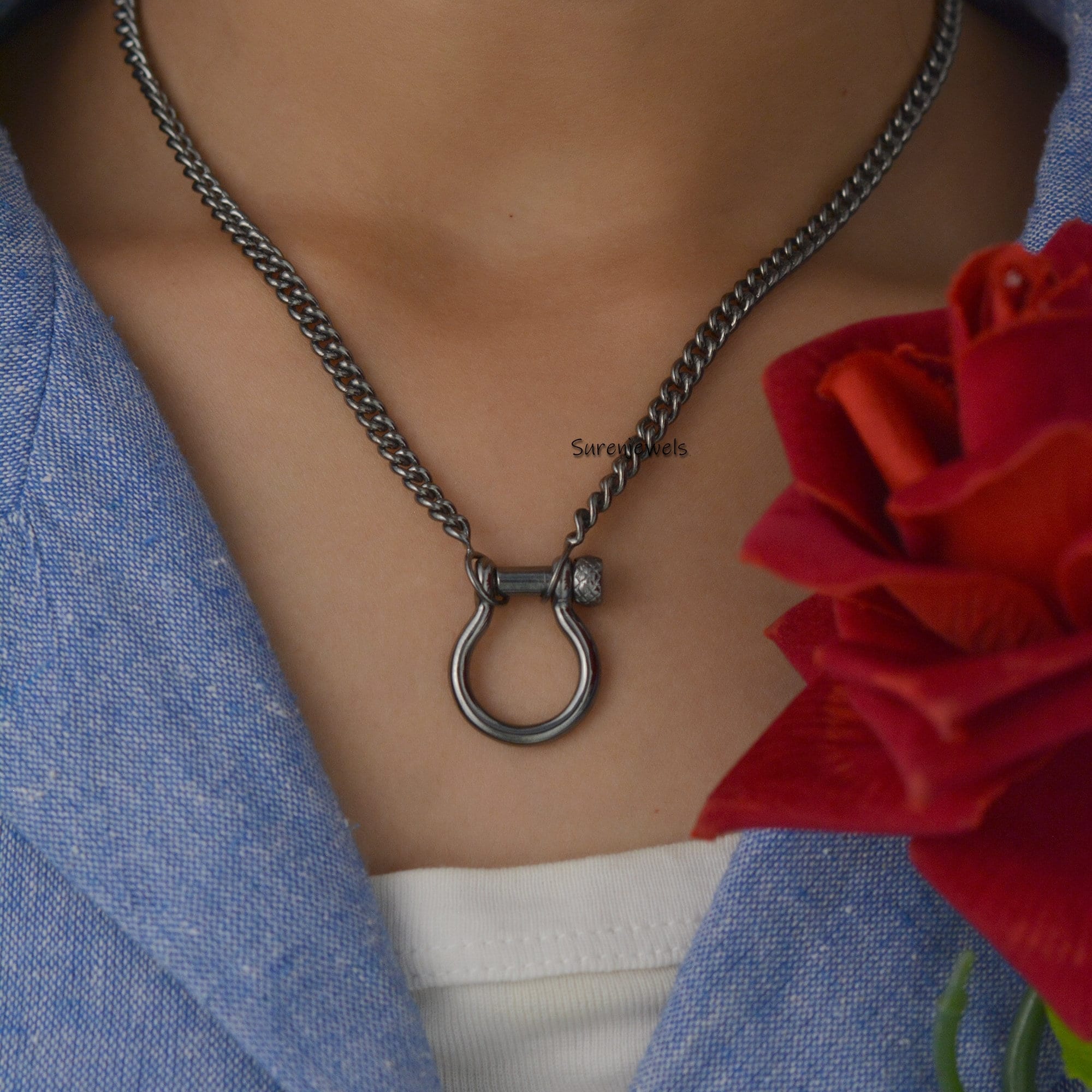 925 Silver Horseshoe Snaffle Bit Necklace: Shackle Clasp - View 2 - Suren Jewels | SKU: SJP72-SLYG-N22-18I