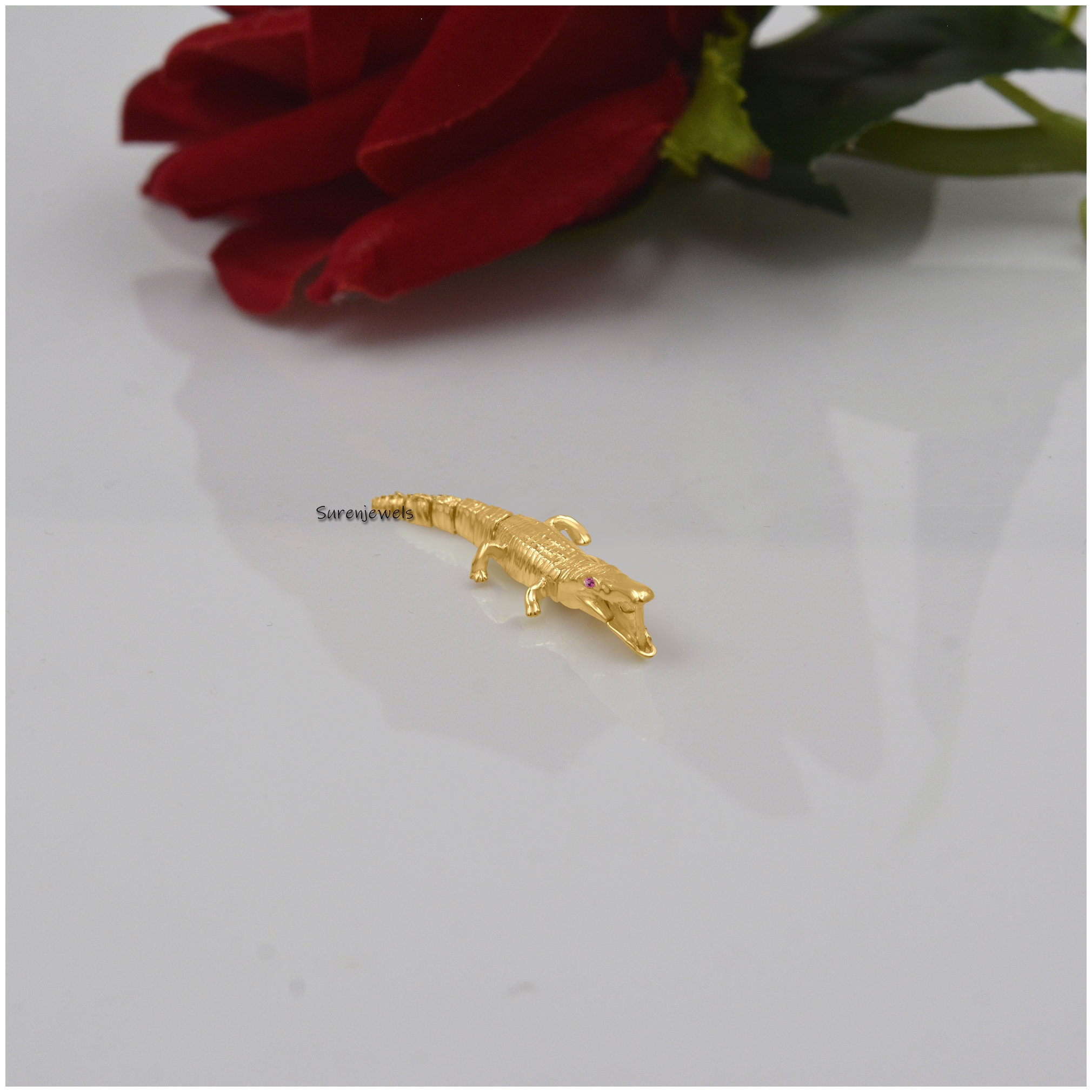 14k Gold Alligator Pendant: Crocodile Animal Jewelry (40x12 mm) - View 4 - Suren Jewels | SKU: SJP1214-SLNSPSP