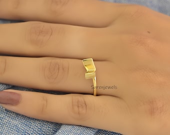 Anello a forma di libro in oro giallo 14 carati: gioiello minimalista per gli amanti dei libri.