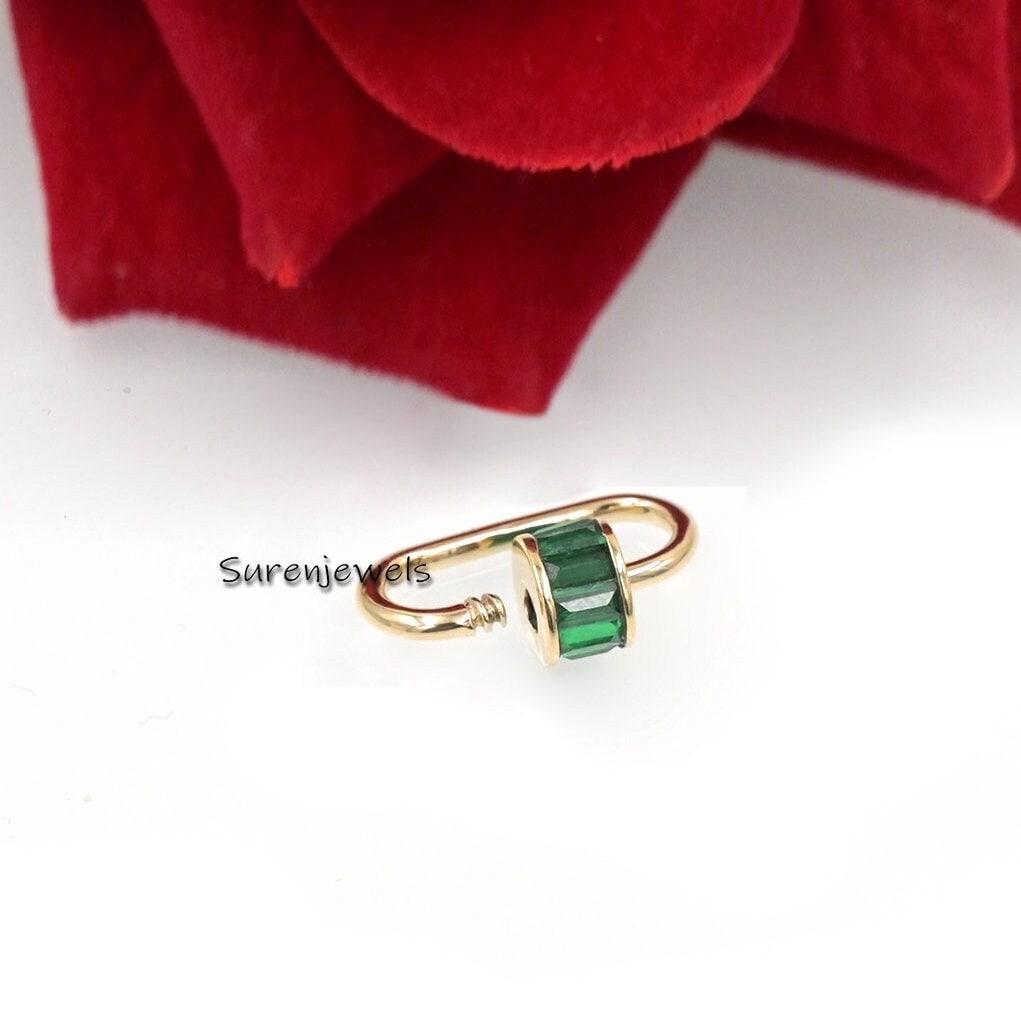 14K Gold Emerald Baguette Carabiner Lock: Necklace Jewelry - View 3 - Suren Jewels | SKU: SJC162-9KYGBTTEM-19M