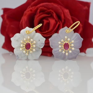 Dije de flor de ópalo tallado en oro de 14 quilates: colgante de rubí y circonita cúbica