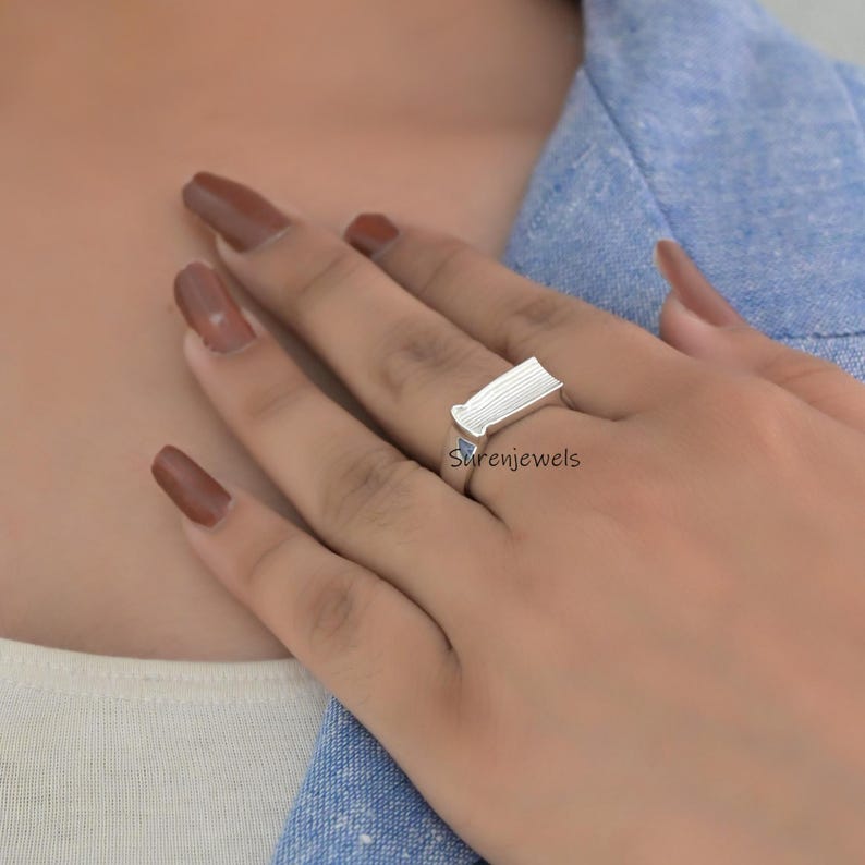 Anello a forma di libro in oro 14k: gioiello minimalista per gli amanti dei libri immagine 5