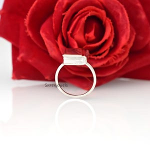 Anello a forma di libro in oro 14k: gioiello minimalista per gli amanti dei libri immagine 3