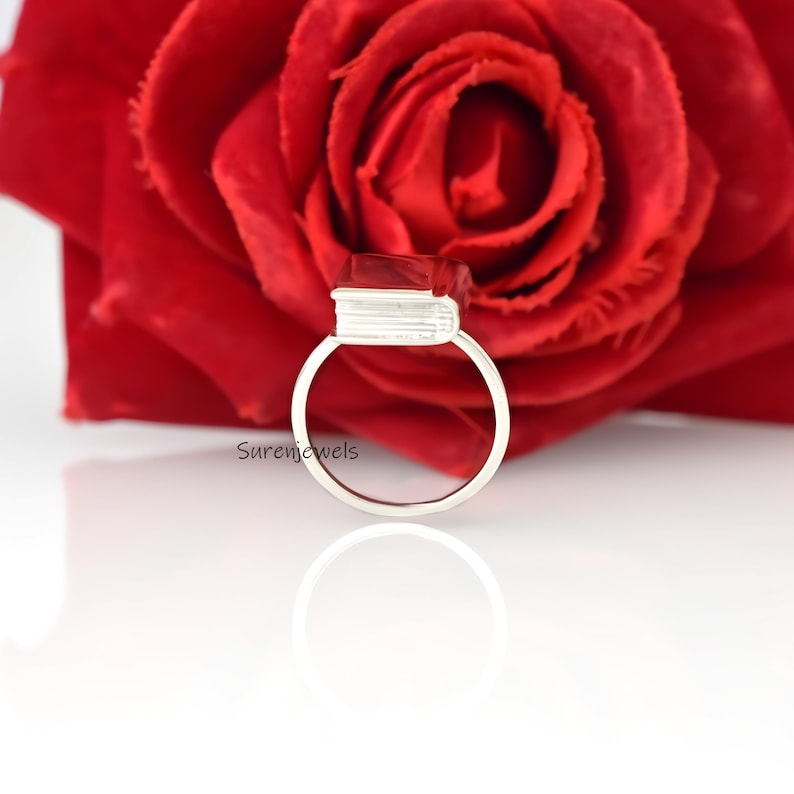 Anello a forma di libro in oro 14k: gioiello minimalista per gli amanti dei libri immagine 3