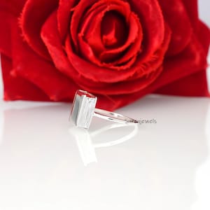 Anello a forma di libro in oro 14k: gioiello minimalista per gli amanti dei libri immagine 10