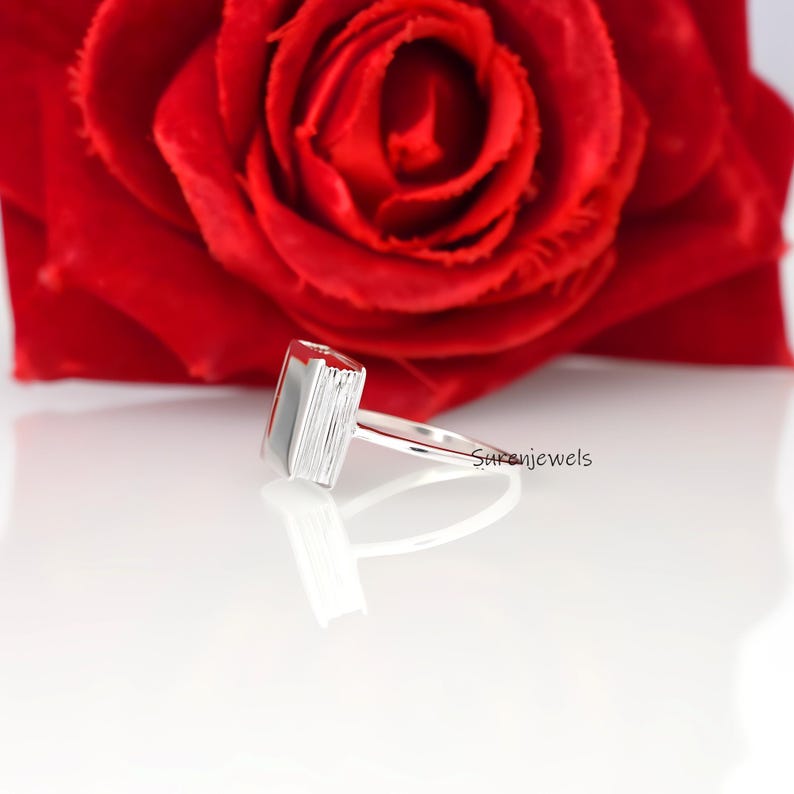 Anello a forma di libro in oro 14k: gioiello minimalista per gli amanti dei libri immagine 10
