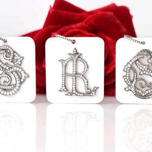 925 Silver Diamant Monogram Hänge: Pärla Ädelsten Hundbricka